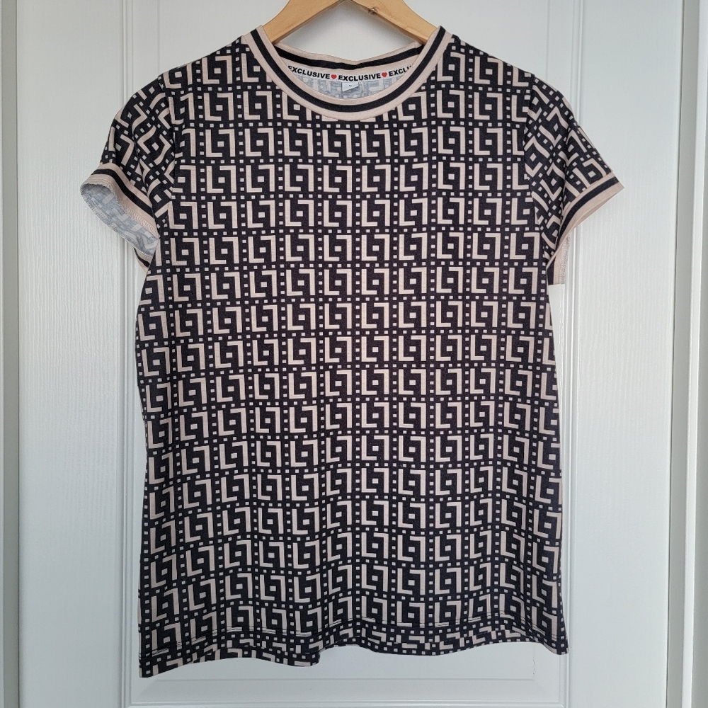 Exclusive ❤️ tshirt geometric pattern size small